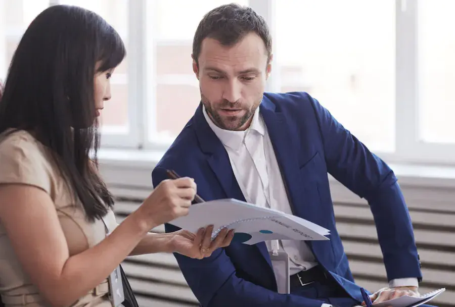 Businesspeople-exchanging-comments-1015665